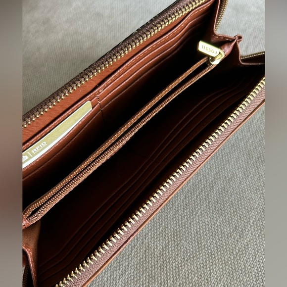 Fossil Women’s Zip Around Leather Clutch Wallet - Picture 2 of 3